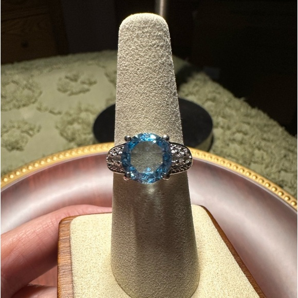 Blue Aquarmarine Oval Cut Stone Set in 925 silver - Picture 1 of 5